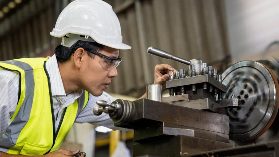 Profissional técnico experiente no ambiente de trabalho